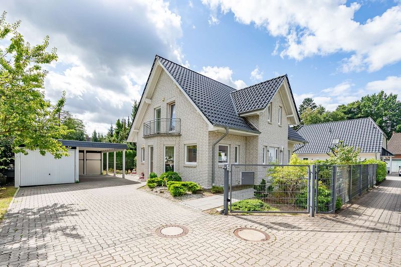 Sasel: Einfamilienhaus mit 5 Zimmern, Garten & Carport